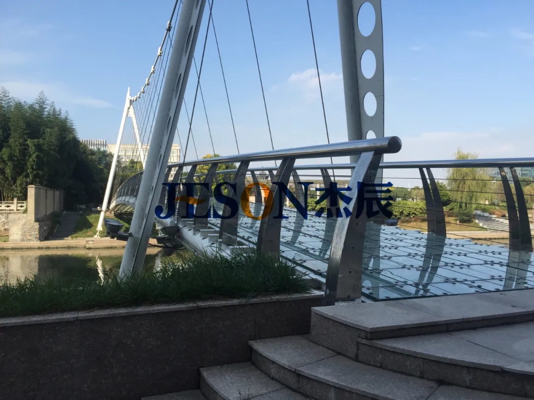 魔幻！桥梁护栏一捏就散？